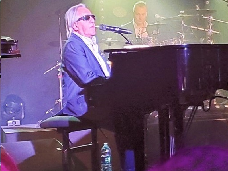 Gilbert au piano en 2023